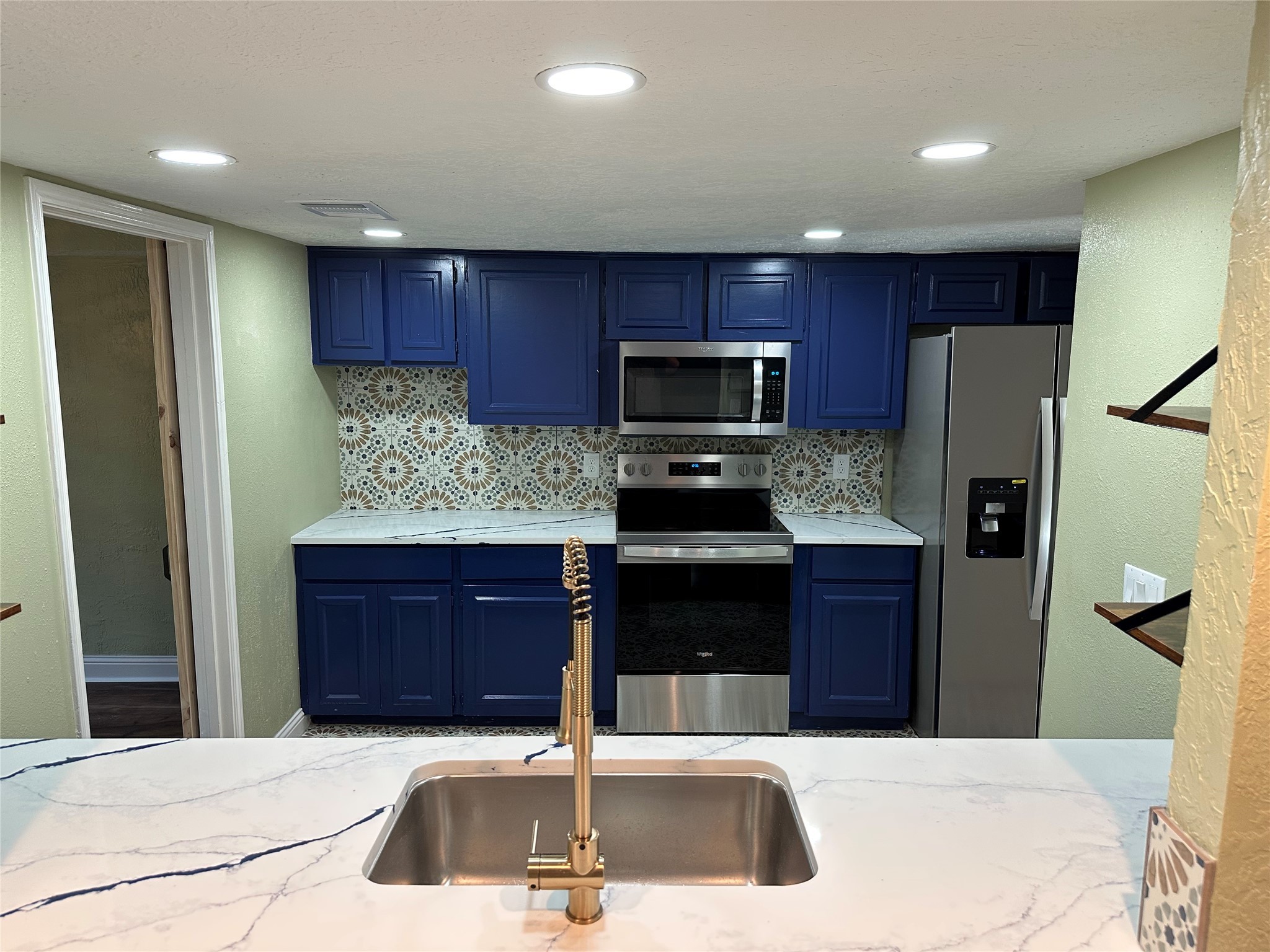 14663 Perthshire Road, Unit 14663 Houston, TX 77079 - Photo 25 of 35 a kitchen with stainless steel appliances kitchen island granite countertop a refrigerator and a sink