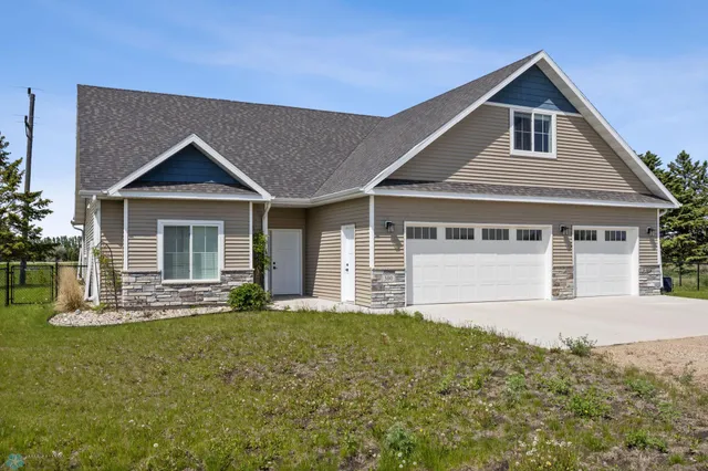 $399,900 | 300 Pine Drive, Hankinson, ND 58041