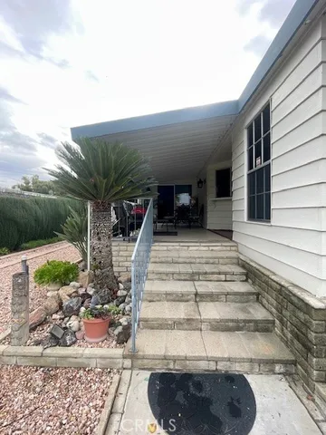a view of entryway with yard