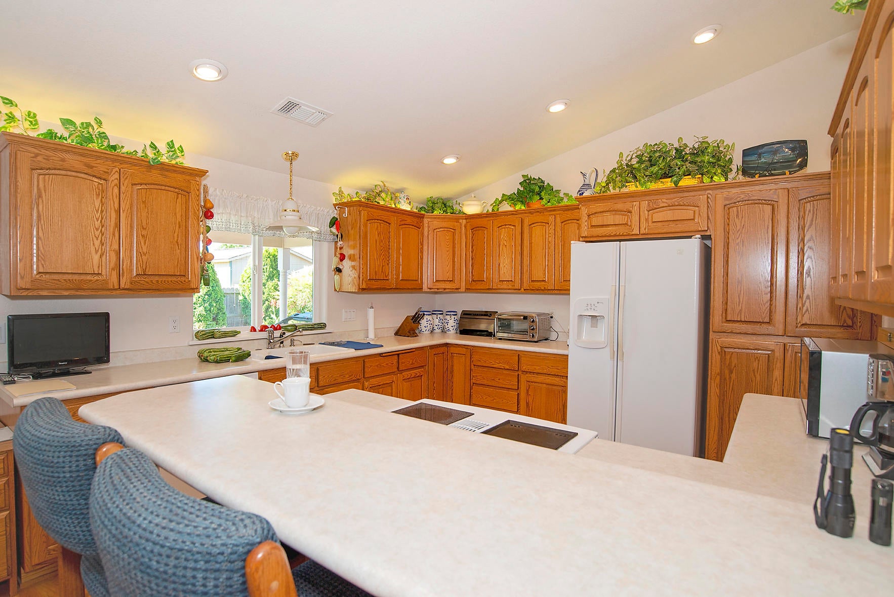 2462 Rabun Way Central Point, OR 97502 - Photo 4 of 31 Kitchen