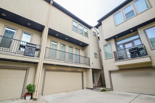 $2,575 | 2211 Hutchins Street, Houston, TX 77003