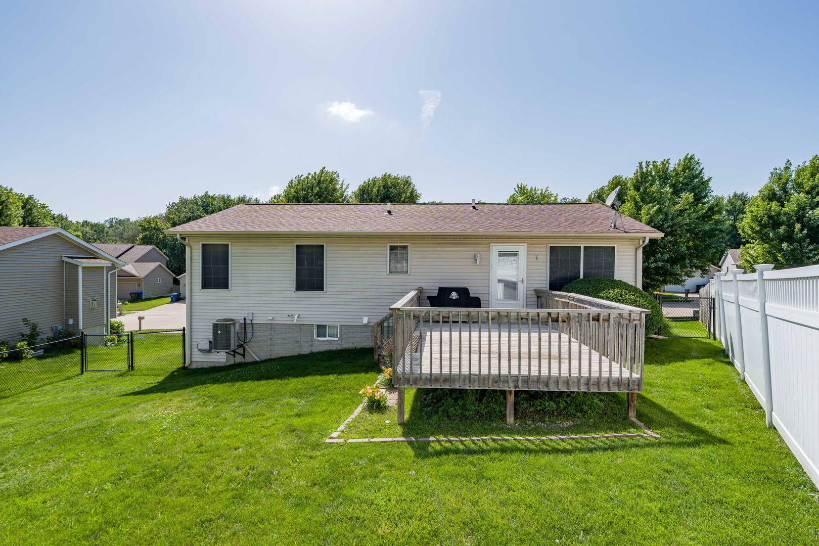 5343 Hillandale Road Davenport, IA 52806 - Photo 32 of 36