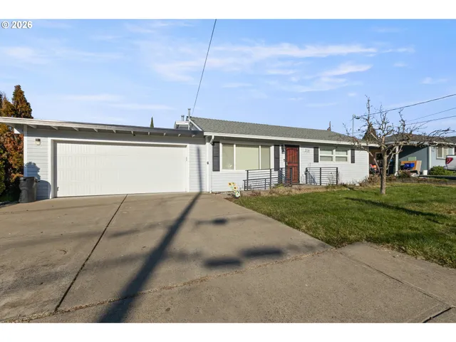 $340,000 | 2730 West Sanders Avenue, Roseburg, OR 97471