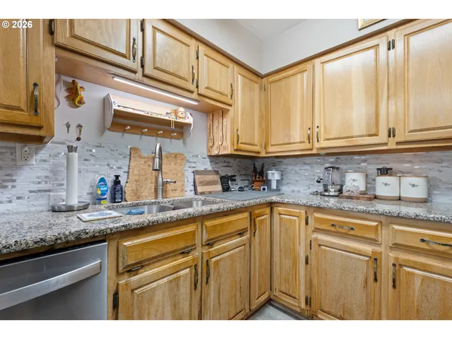 $340,000 | 2730 West Sanders Avenue, Roseburg, OR 97471