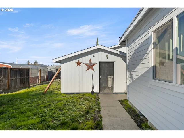 $340,000 | 2730 West Sanders Avenue, Roseburg, OR 97471