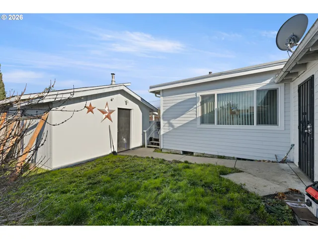 $340,000 | 2730 West Sanders Avenue, Roseburg, OR 97471