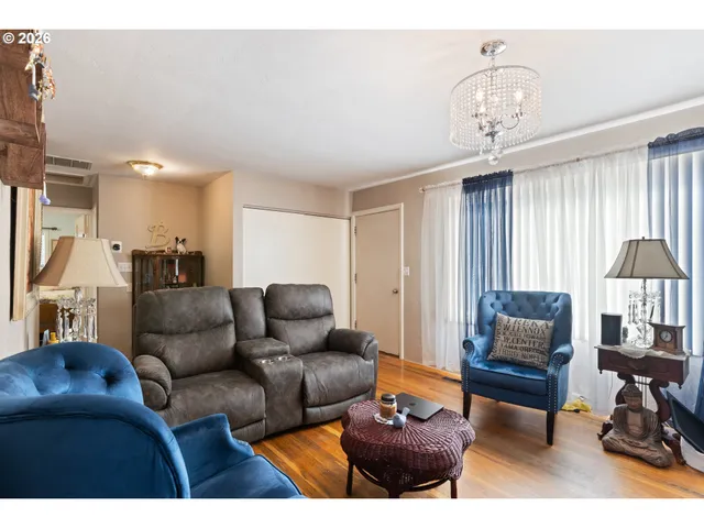 $340,000 | 2730 West Sanders Avenue, Roseburg, OR 97471