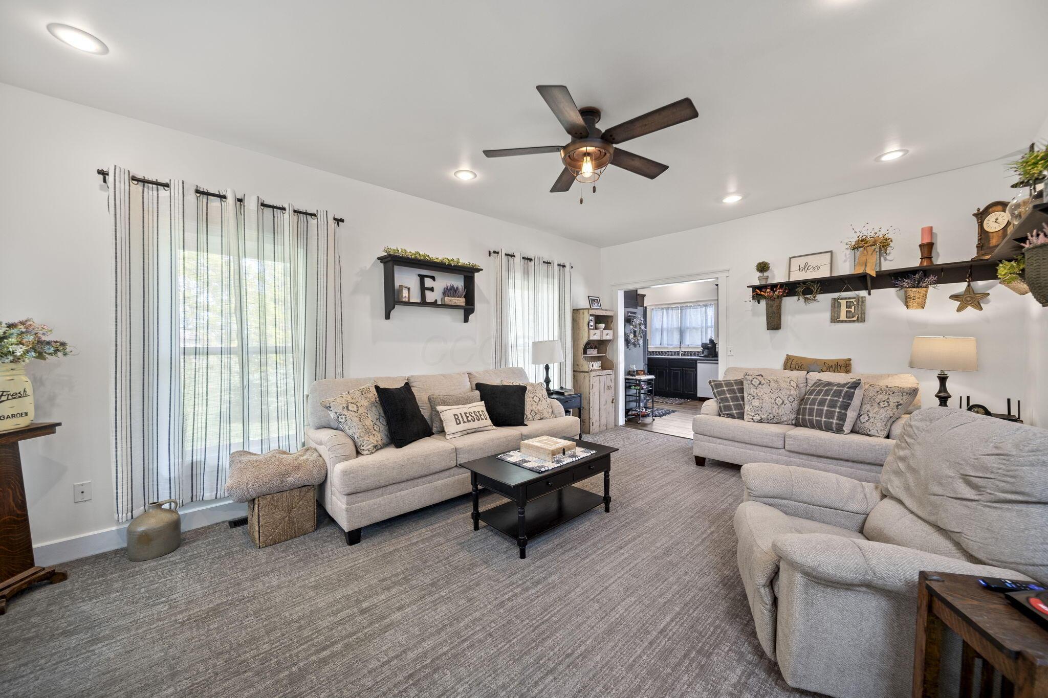 29814 Wolfe Road Circleville, OH 43113 - Photo 8 of 95 LIVINGROOM 1