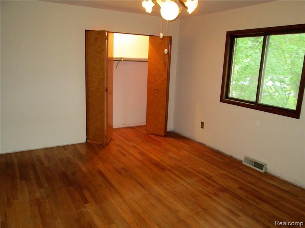 5905 Hitchingham Road Ypsilanti, MI 48197 - Photo 11 of 32 Master bedroom, lighted closet and ceiling fan