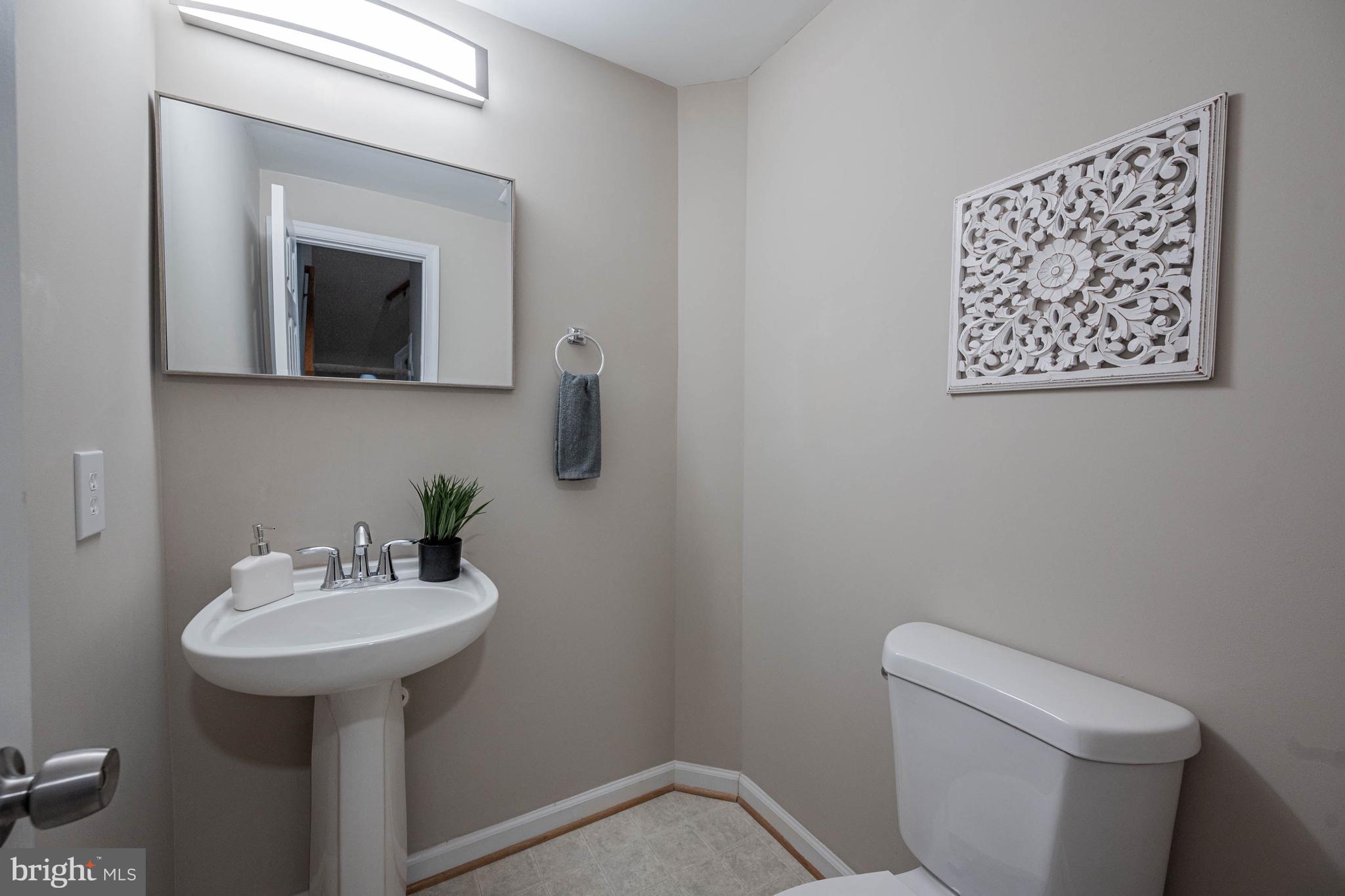 14029 Rockingham Road Germantown, MD 20874 - Photo 17 of 53 Powder Room