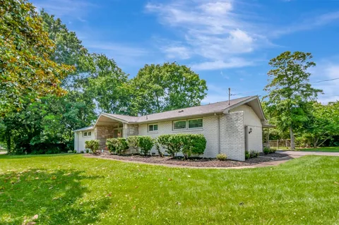 a view of a house with backyard and garden