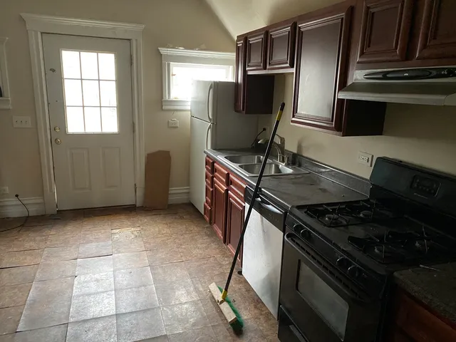 a view of entryway with furniture