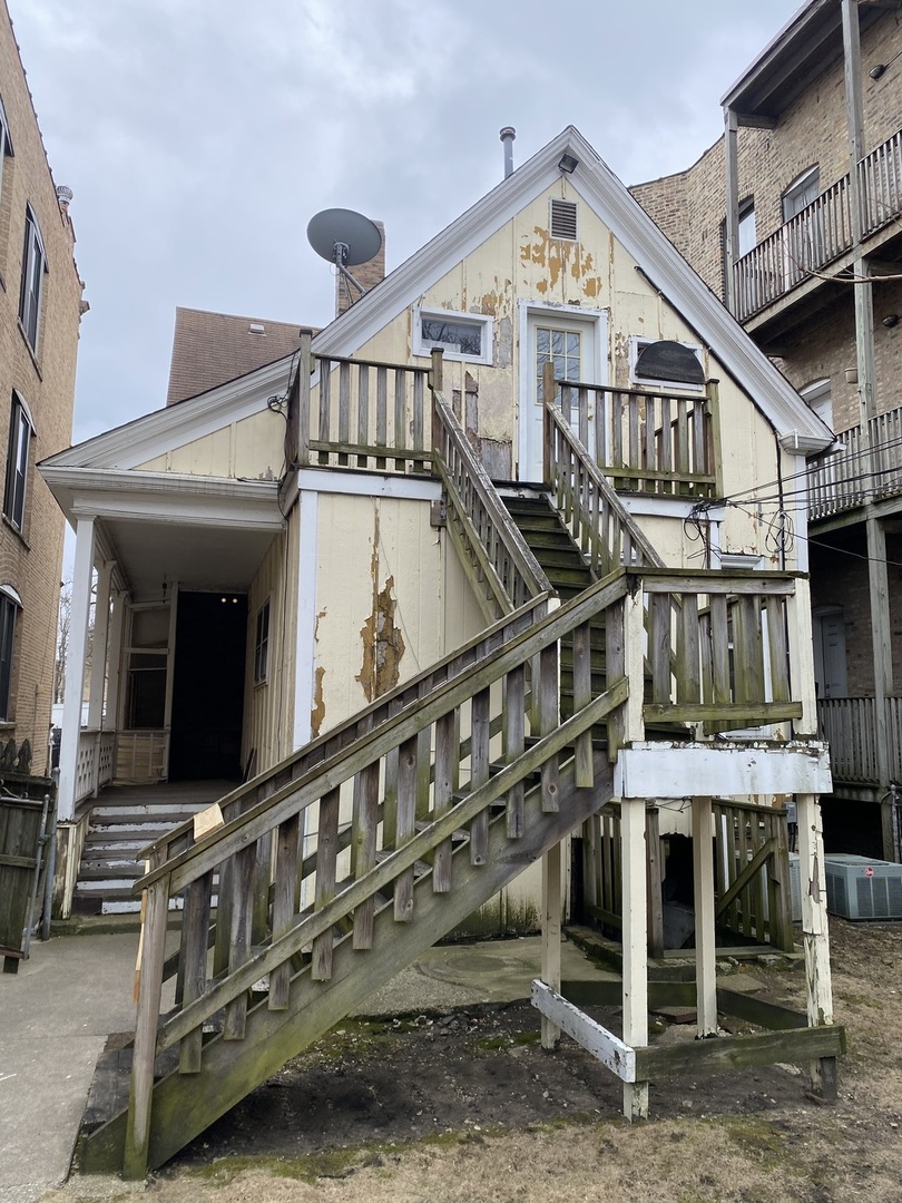 1522 West Wilson Avenue Chicago, IL 60640 - Photo 26 of 27 a view of a big building with a large windows