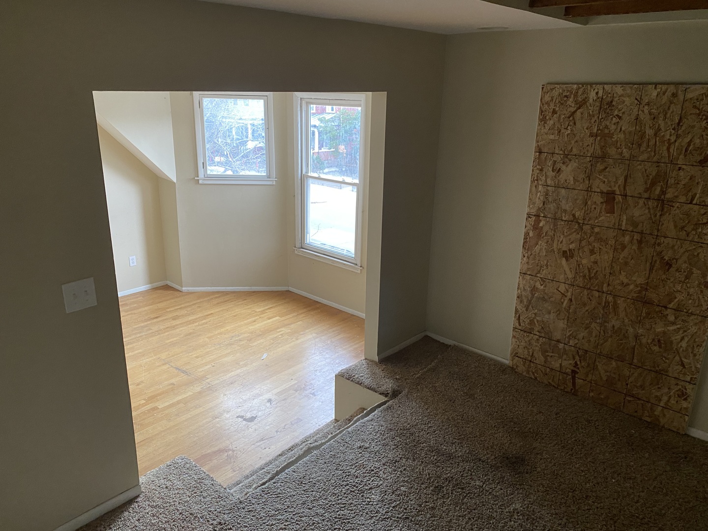 1522 West Wilson Avenue Chicago, IL 60640 - Photo 3 of 27 an empty room with windows