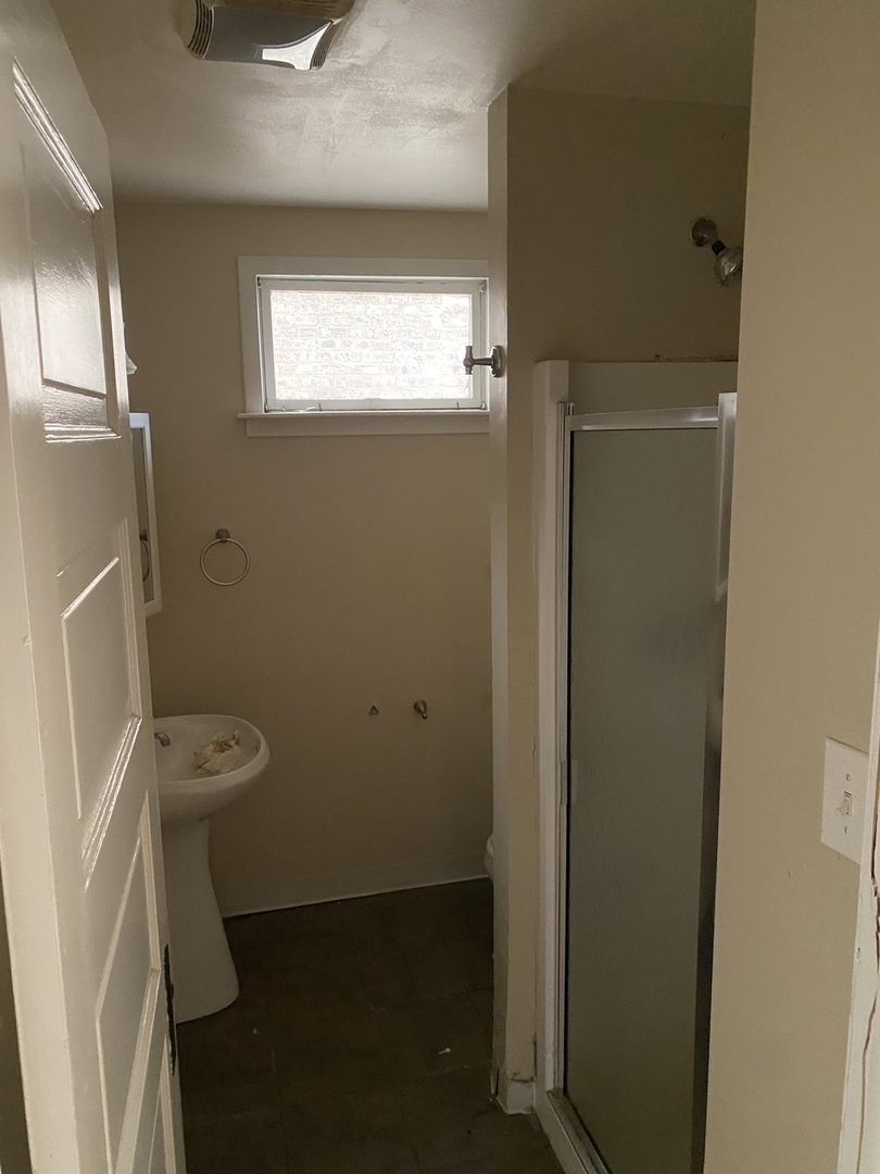 1522 West Wilson Avenue Chicago, IL 60640 - Photo 10 of 27 a bathroom with a toilet and a shower