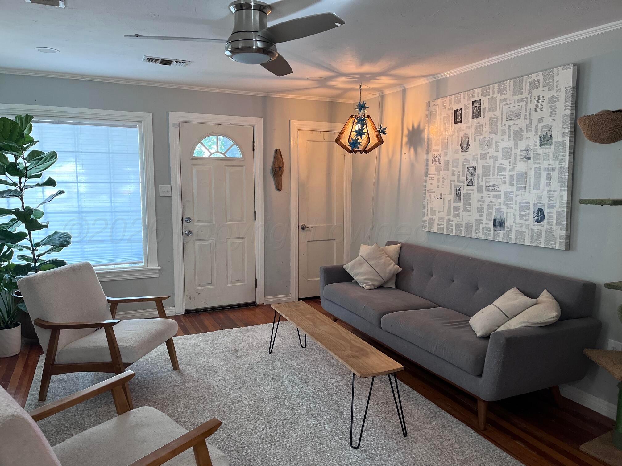 1018 South Lamar Street Amarillo, TX 79102 - Photo 6 of 10 Living Room 2