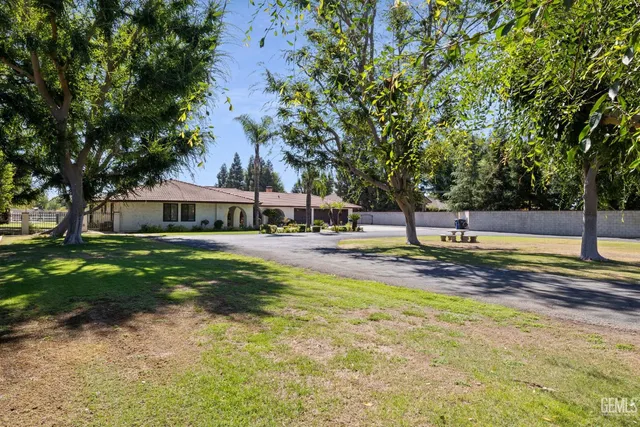 a view of a house with swimming pool and sitting area