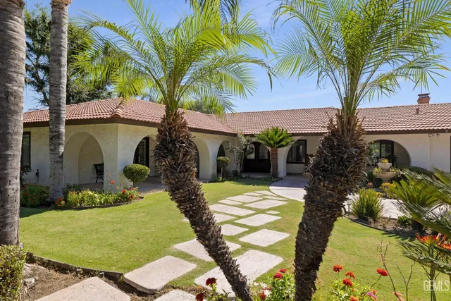 a view of a chair and bench in the porch