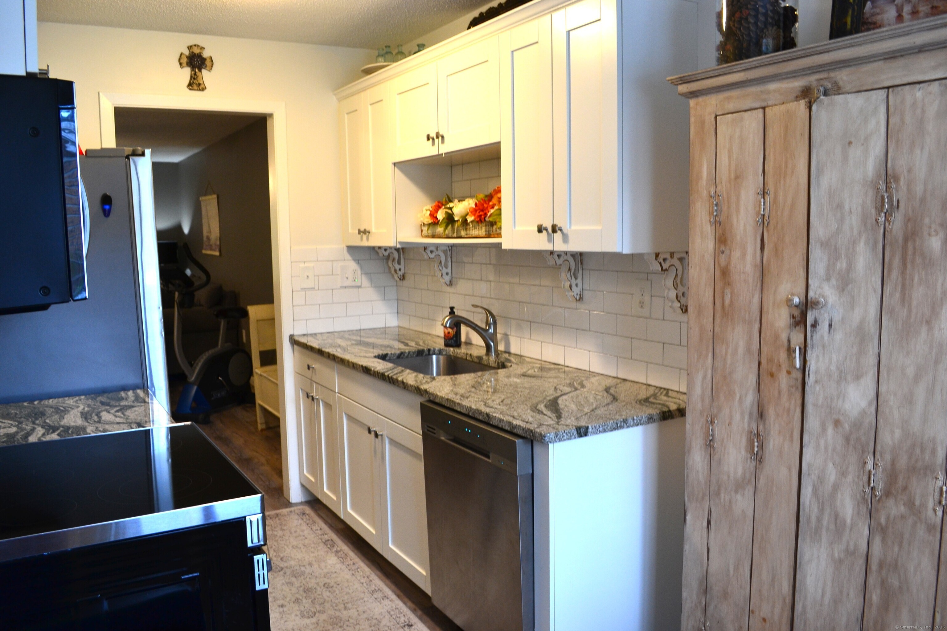 41 Mountain Laurel Court, Unit 41 Cromwell, CT 06416 - Photo 8 of 16 a kitchen with a sink stove and refrigerator