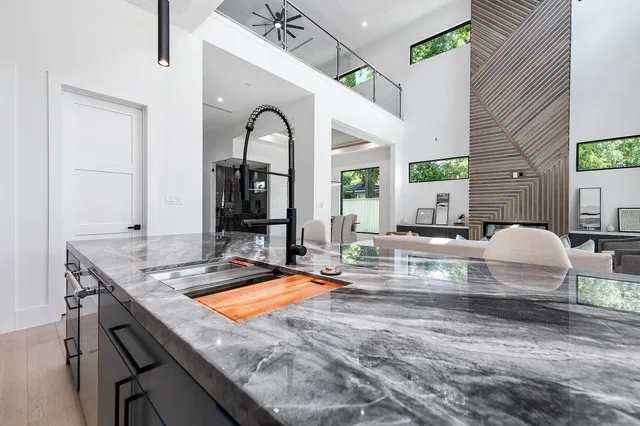 $2,249,000 | 207 West 33rd Street, Houston, TX 77018