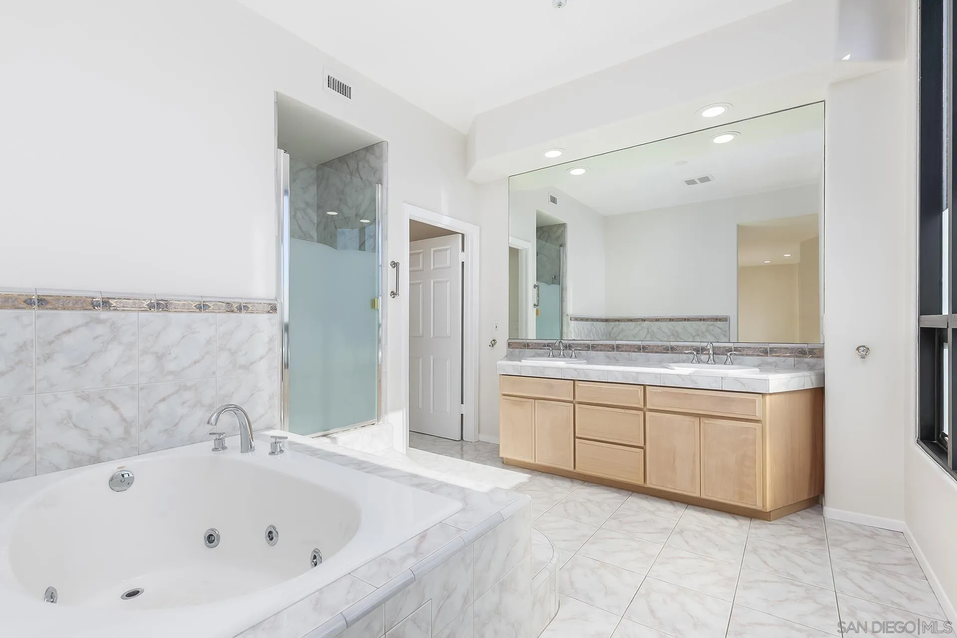 611 West G Street, Unit 321 San Diego, CA 92101 - Photo 17 of 28 a bathroom with a bathtub and a sink