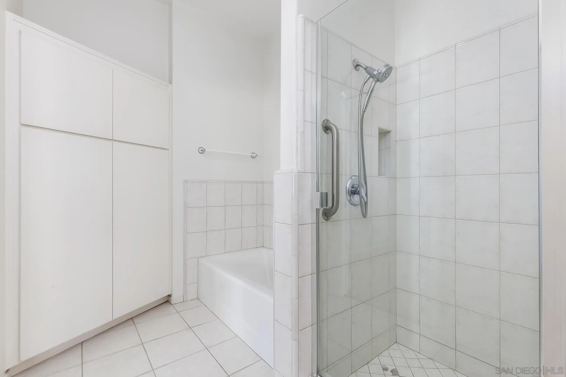 611 West G Street, Unit 321 San Diego, CA 92101 - Photo 21 of 28 a bathroom with a bathtub and shower