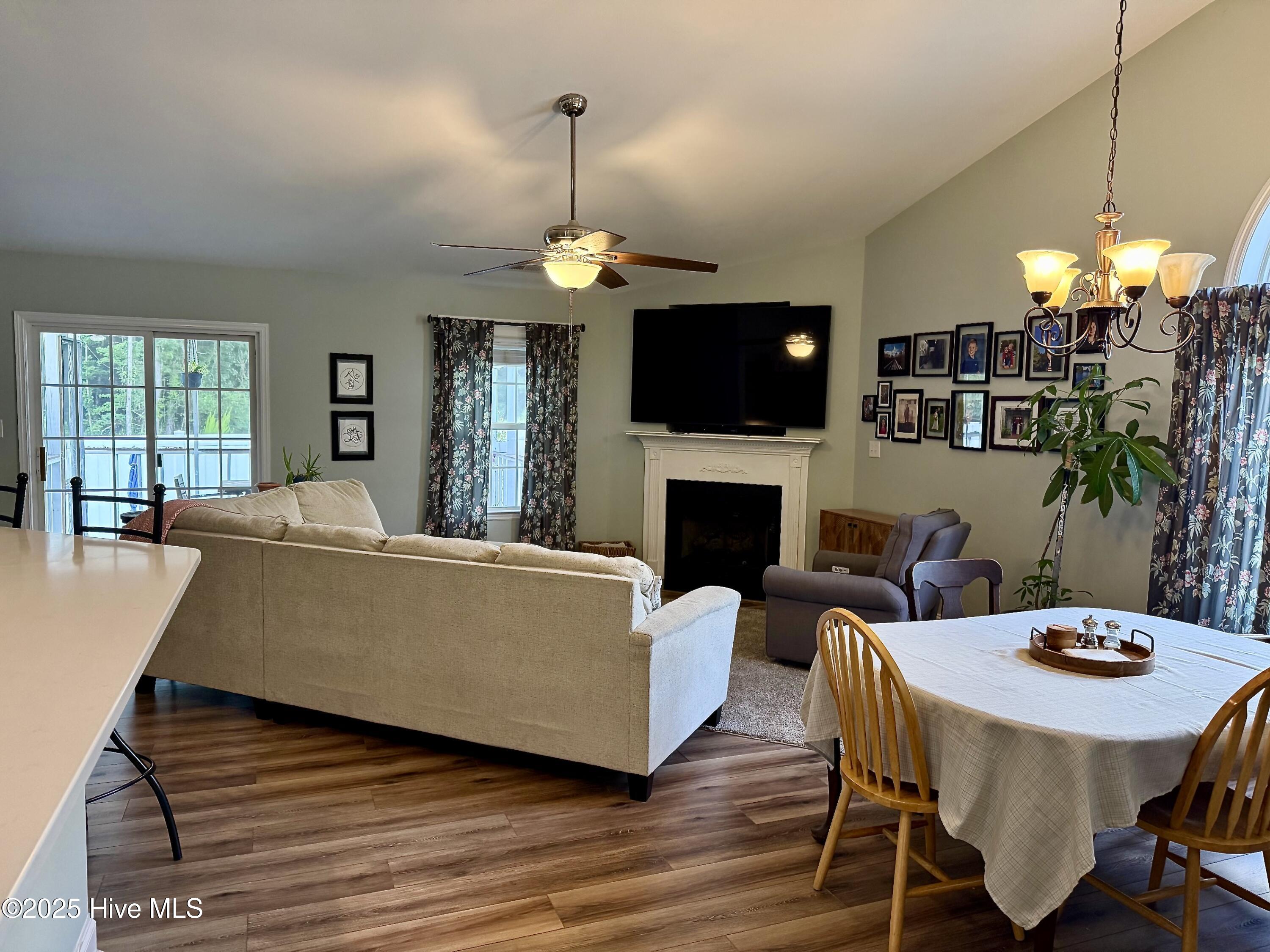 318 Conner Grant Road New Bern, NC 28562 - Photo 11 of 34 Living Area