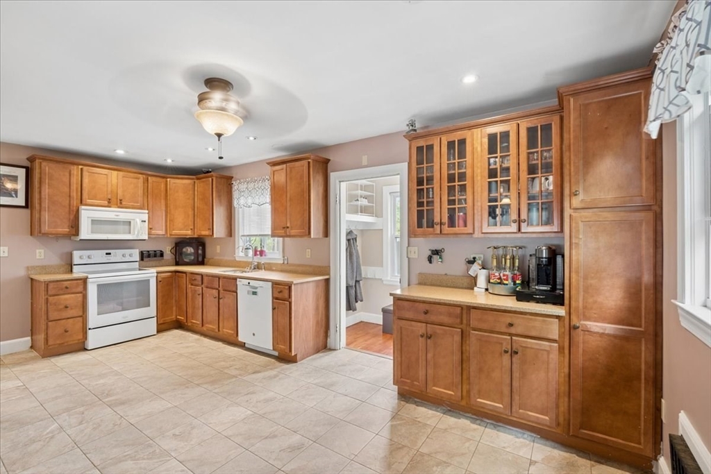 22 Lippold Street Methuen, MA 01844 - Photo 11 of 42