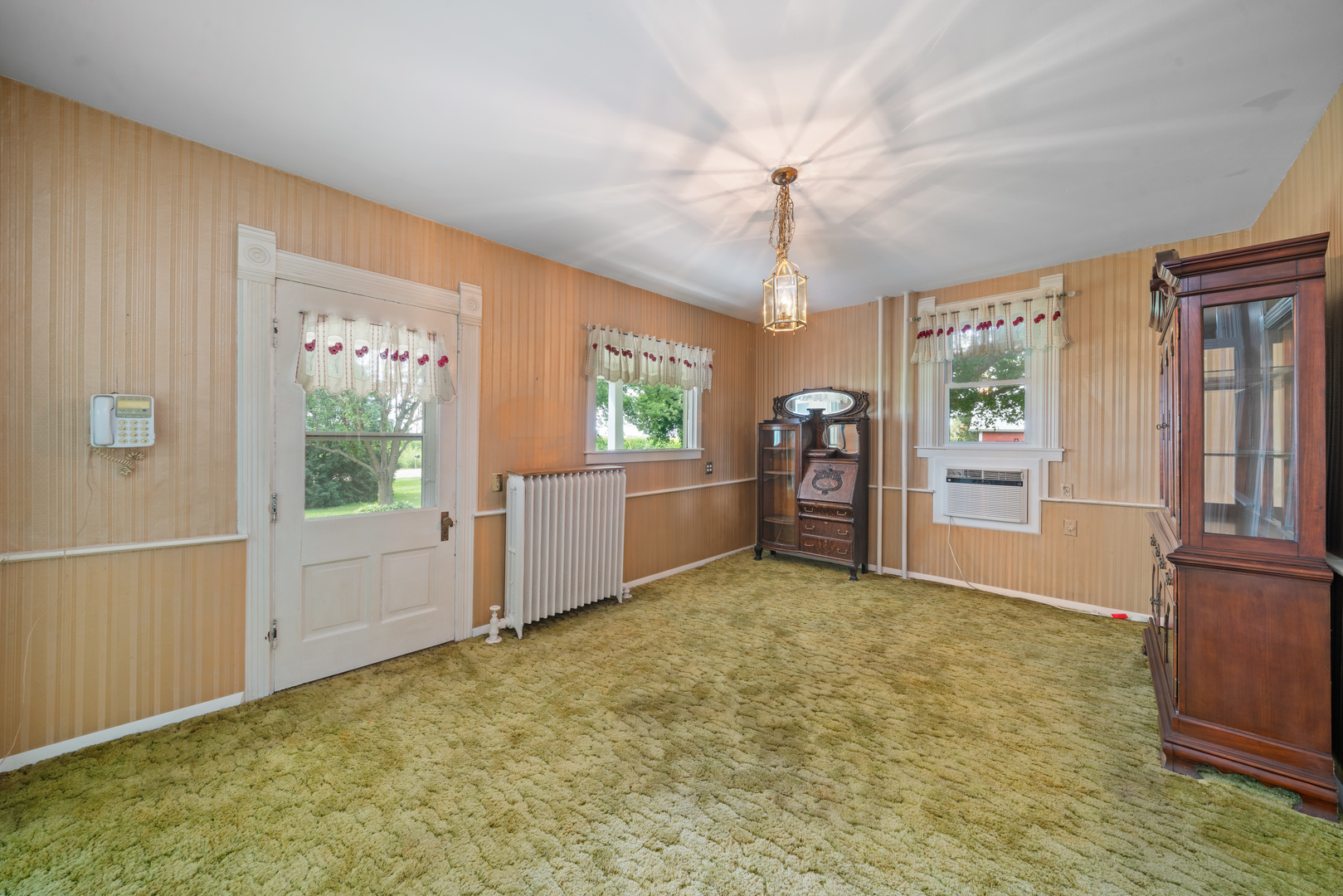 10435 South County Line Road Leland, IL 60531 - Photo 9 of 58 a view of an empty room with a window