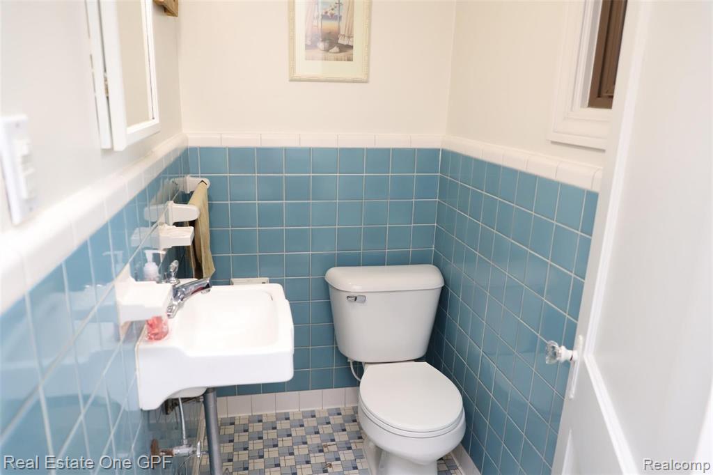 1864 Hawthorne Road Grosse Pointe Woods, MI 48236 - Photo 18 of 30