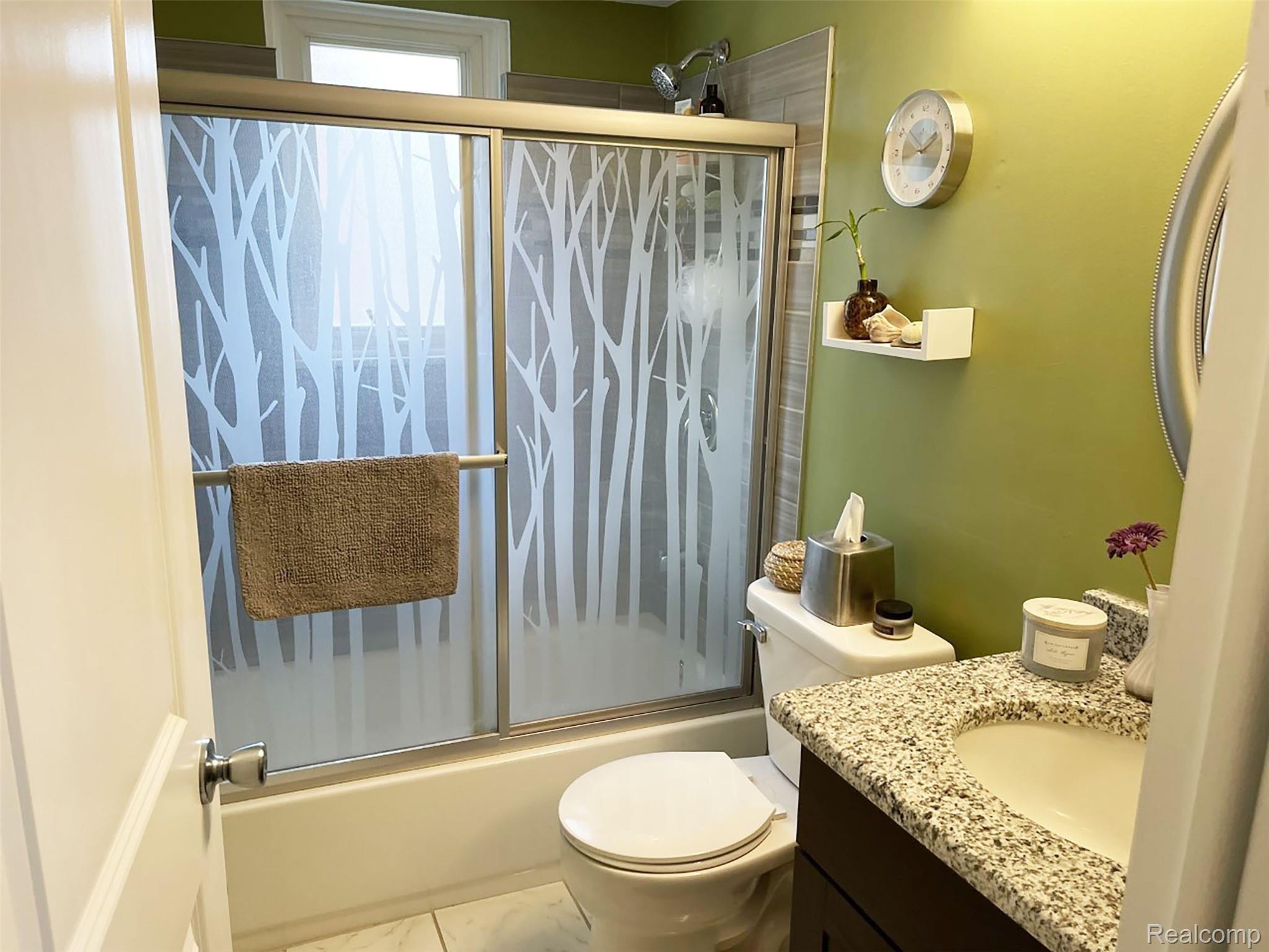 29370 Hoover Road Warren, MI 48093 - Photo 9 of 10 Bathroom