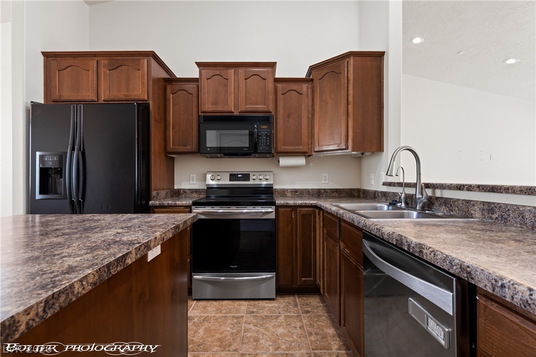 874 Glendale Road Mesquite, NV 89027 - Photo 22 of 71 A well-appointed kitchen showcasing rich cabinetry and practical counter space, perfect for daily living.