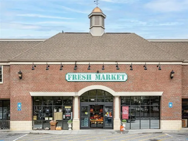 $900,000 | 5092 Hidden Branches Circle, Dunwoody, GA 30338