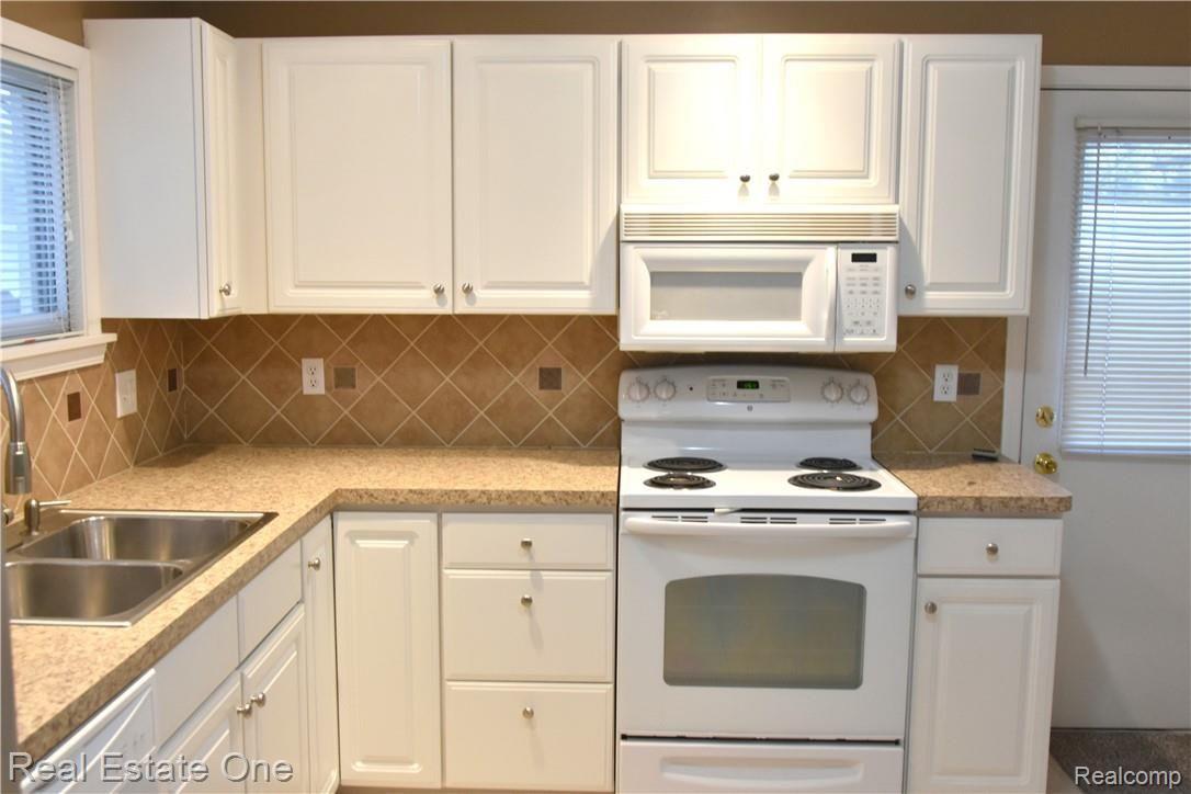 3185 Gerald Avenue Rochester, MI 48307 - Photo 11 of 27 7.JPG
