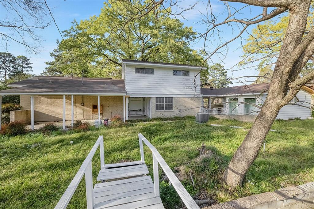 a view of house with backyard porch and furniture