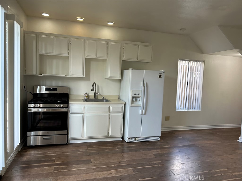 212 Rochester Avenue Huntington Beach, CA 92648 - Photo 2 of 10 Kitchenette