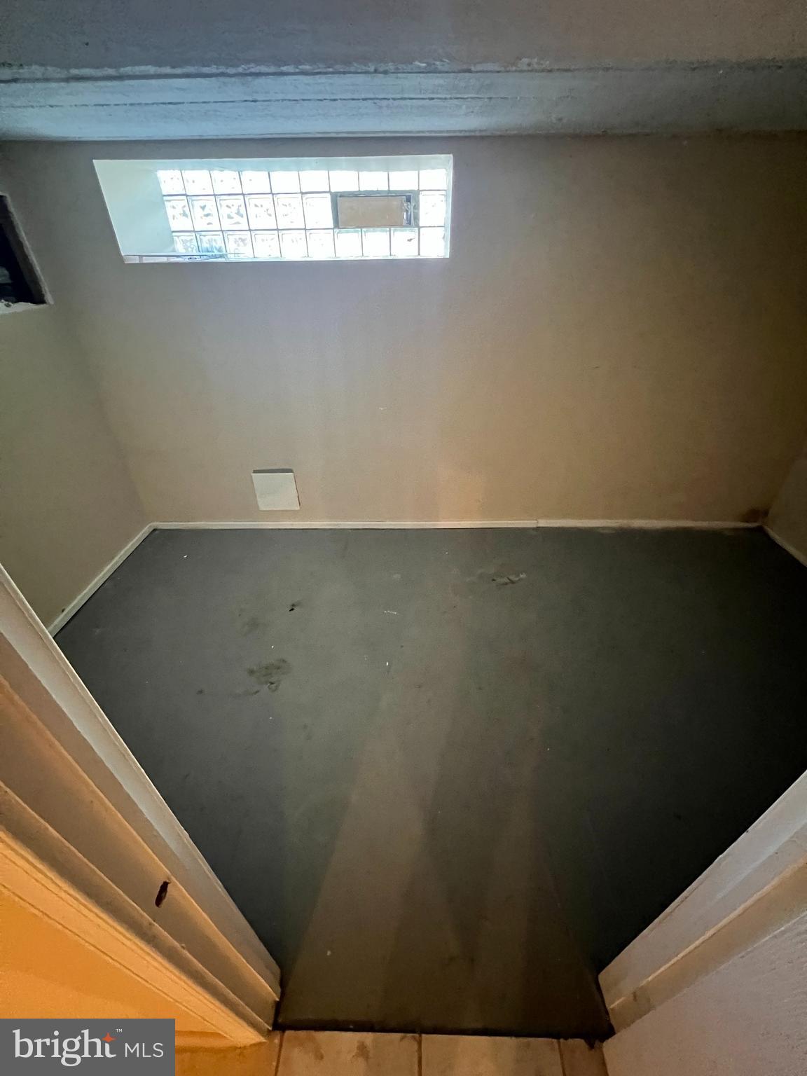 3203 Kenyon Avenue Baltimore, MD 21213 - Photo 28 of 28 a view of a air conditioner and window in an empty room