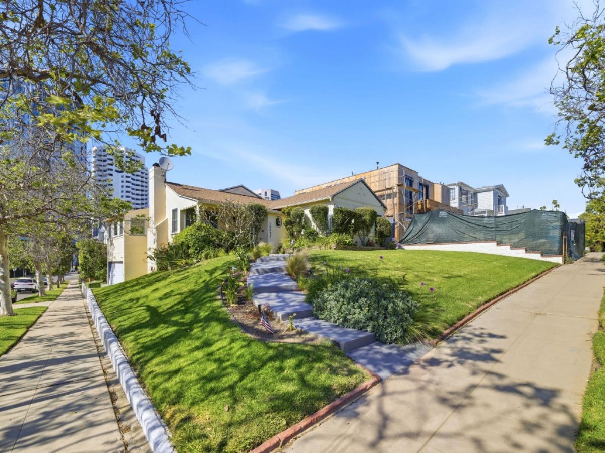 10537 Rochester Avenue Los Angeles, CA 90024 - Photo 2 of 27