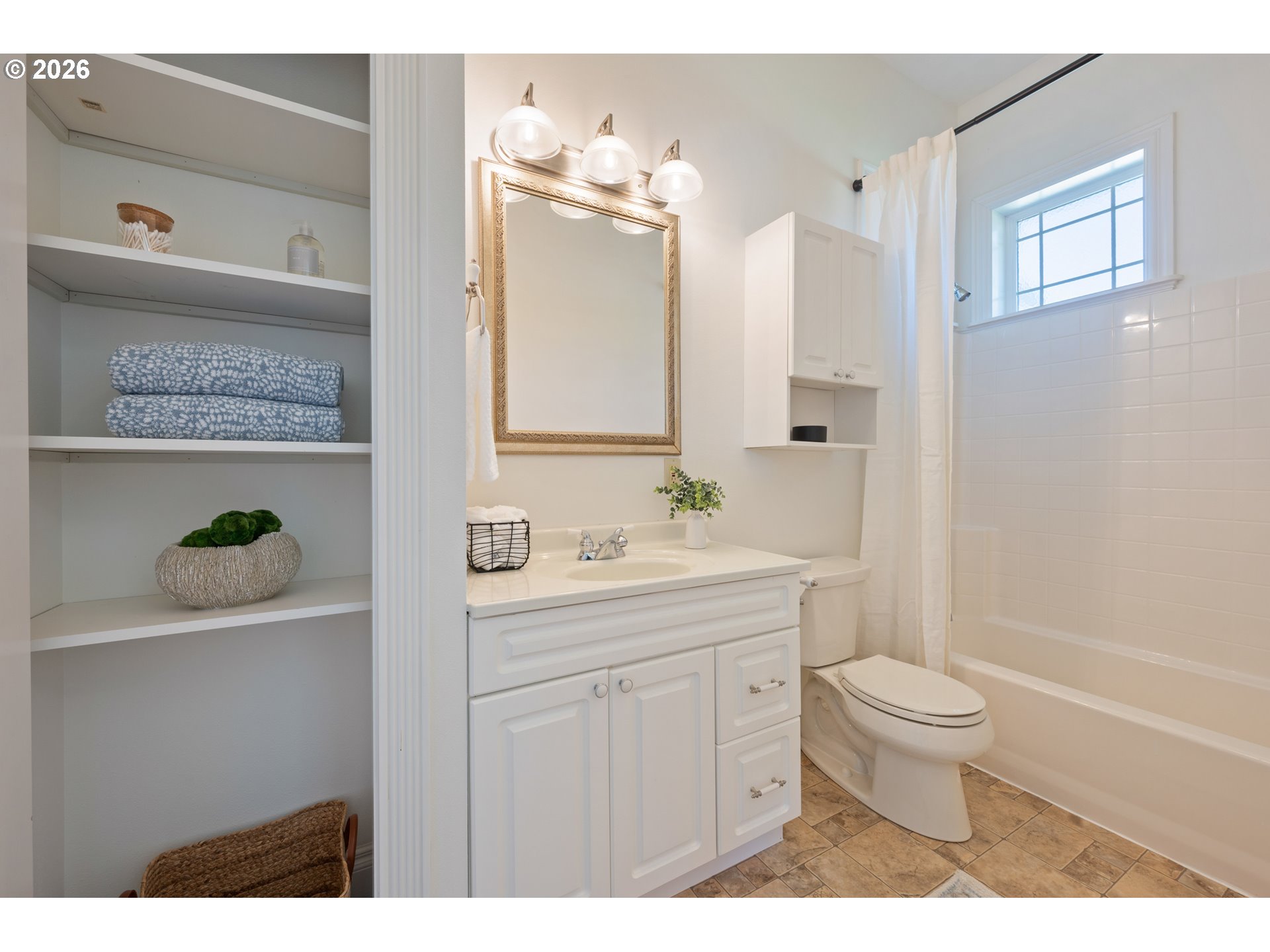 35282 McKenzie View Drive Springfield, OR 97478 - Photo 32 of 48 Bathroom, Attached