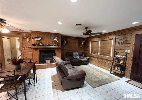 $178,000 | 407 North 8th Street, Elkville, IL 62932