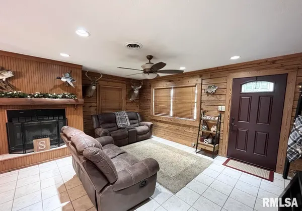 $178,000 | 407 North 8th Street, Elkville, IL 62932