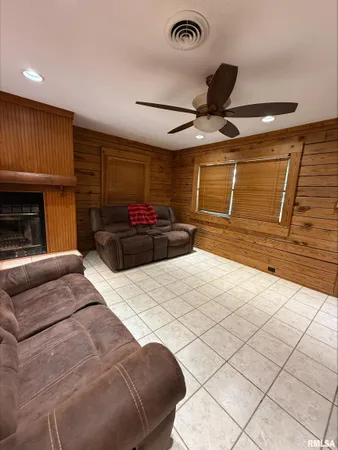 $178,000 | 407 North 8th Street, Elkville, IL 62932