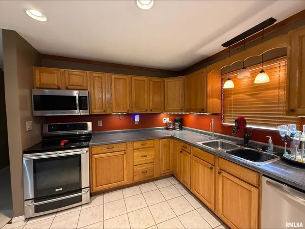 $178,000 | 407 North 8th Street, Elkville, IL 62932