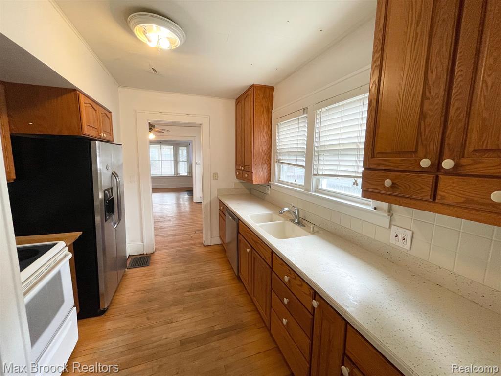 46 Chippewa Road Pontiac, MI 48341 - Photo 9 of 21