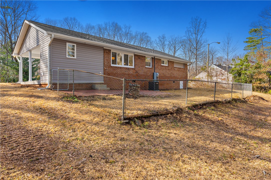 522 Robin Drive Seneca, SC 29678 - Photo 3 of 44