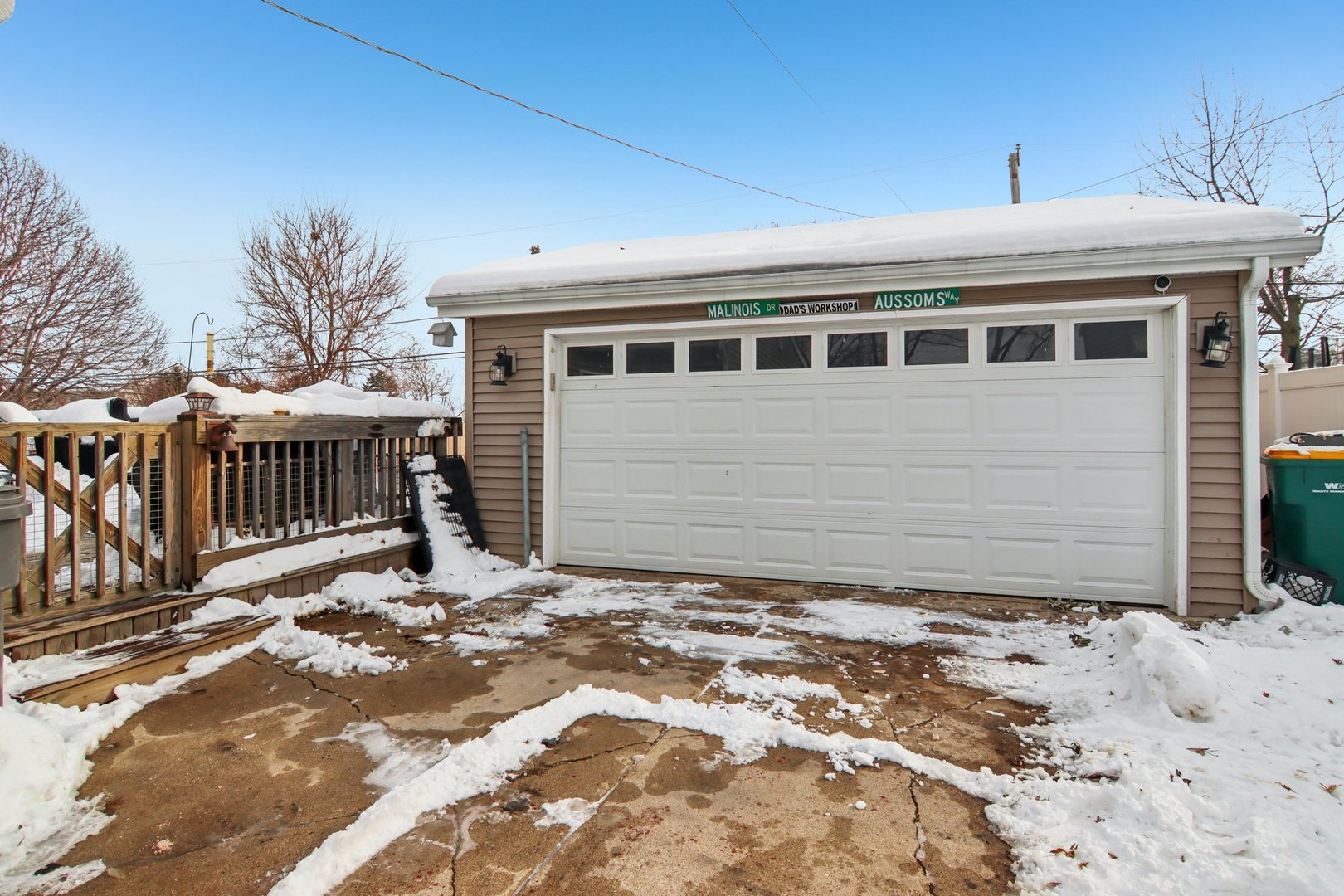 327 Hickory Avenue Romeoville, IL 60446 - Photo 4 of 33 a front view of a house