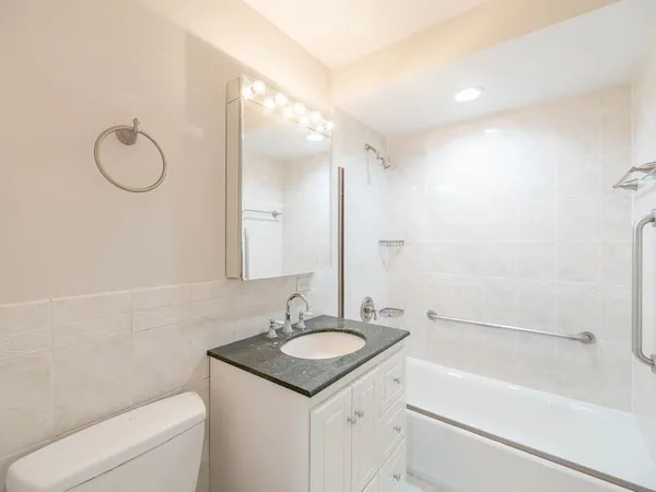 $124,900 | 314 Lathrop Avenue, Unit 406, Forest Park, IL 60130
