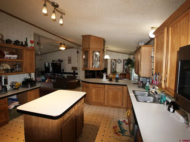 a large kitchen with kitchen island a large island in it
