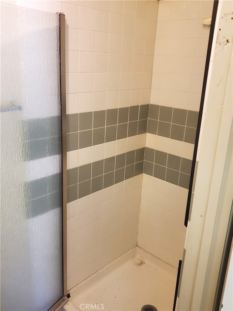 8245 Big Bear Circle Buena Park, CA 90621 - Photo 20 of 23 a bathroom with a bathtub