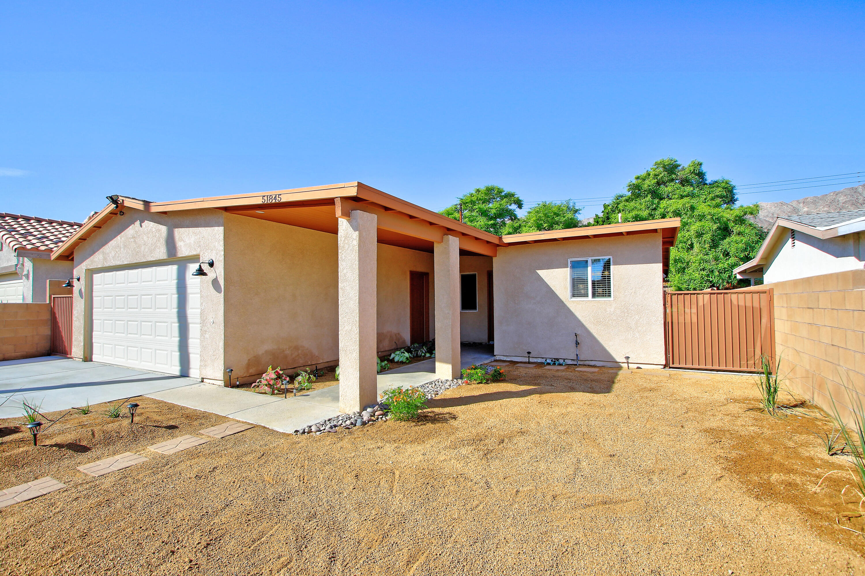 a view of a house with backyard and trees